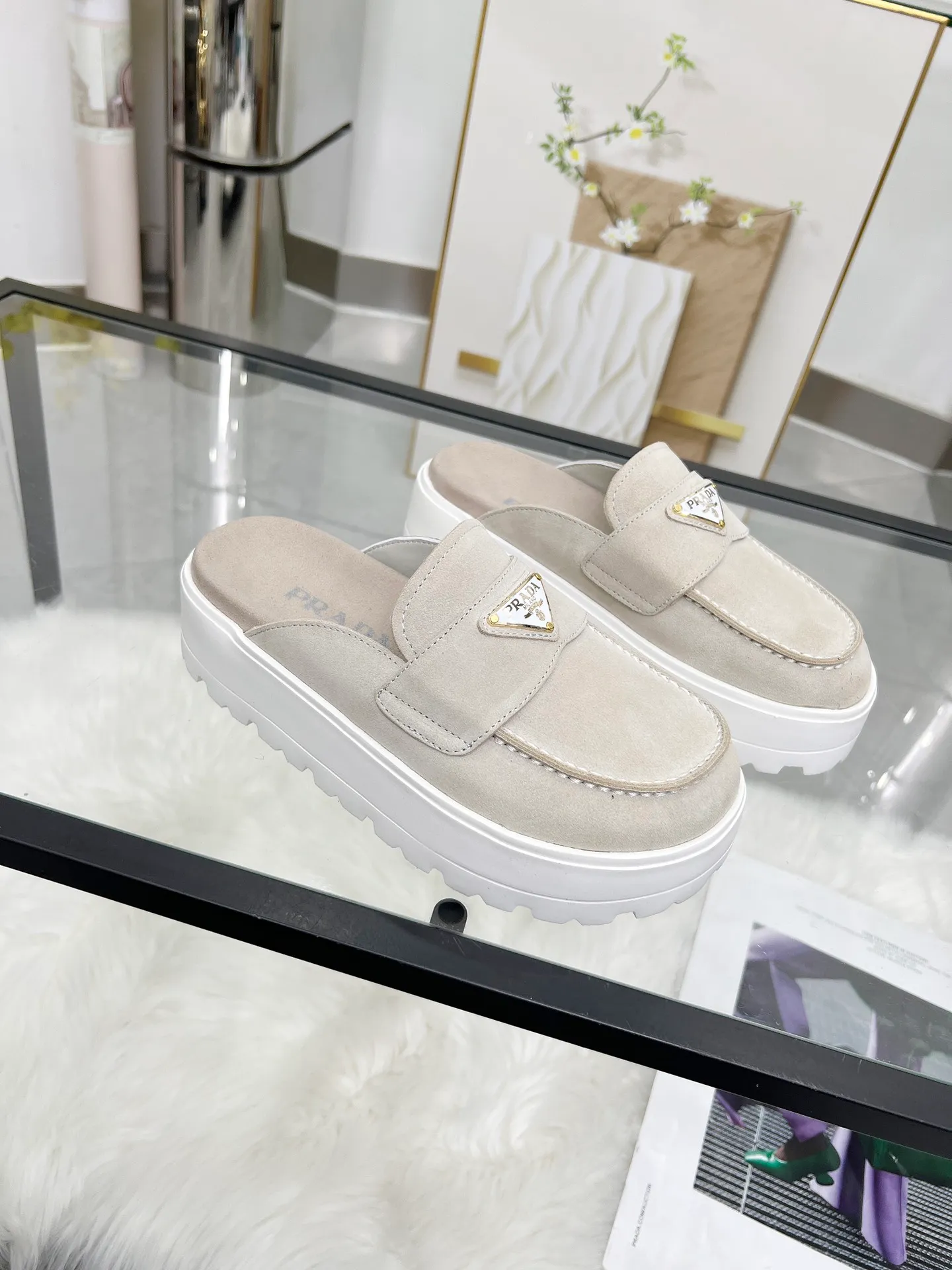 👟👟Ex-factory price 520👟👟 🌸Prada 2025 spring and summer new slippers 💫Velcro sandals The latest catwalk style, classic upgrades, both comfort and fashion. Each color combination looks good, and the design matches different style needs ✅Upper: original customized cowhide ✅Inner: original customized sheepskin lining, cowhide feet ✅Outsole: original molded anti-slip outsole ✅Number of codes: 35-40 (41 customized, non-refundable and non-exchangeable)